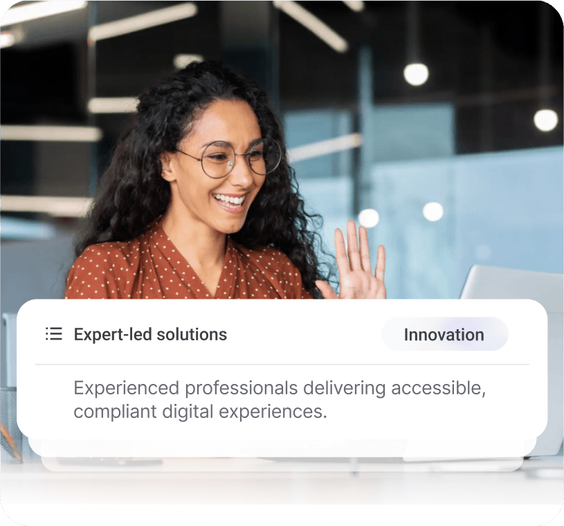 Frau mit lockigem Haar und Brille am Laptop mit überlagertem Text über barrierefreie, von Experten entwickelte digitale Lösungen.